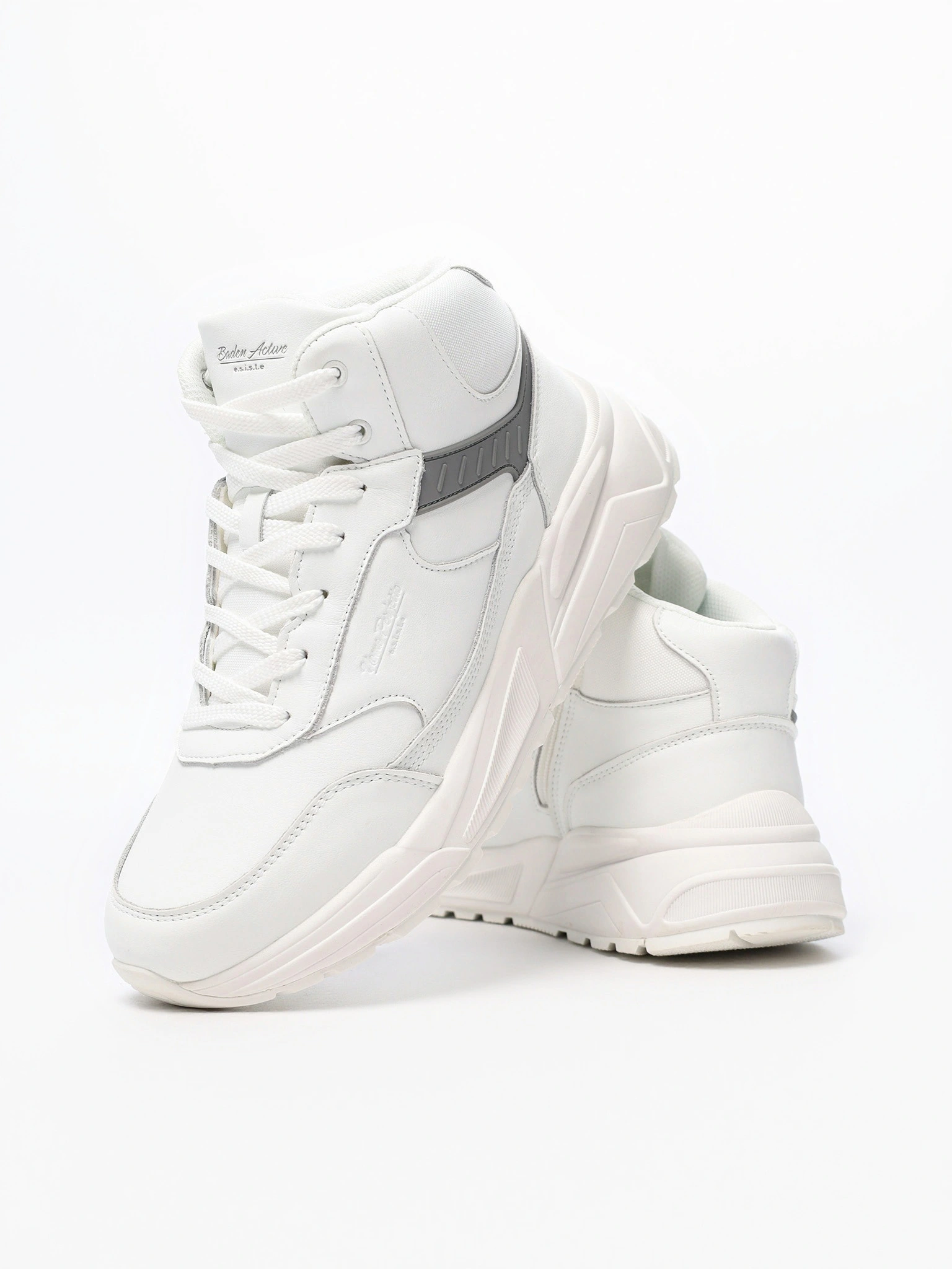 Кроссовки белого цвета на средней объемной подошве